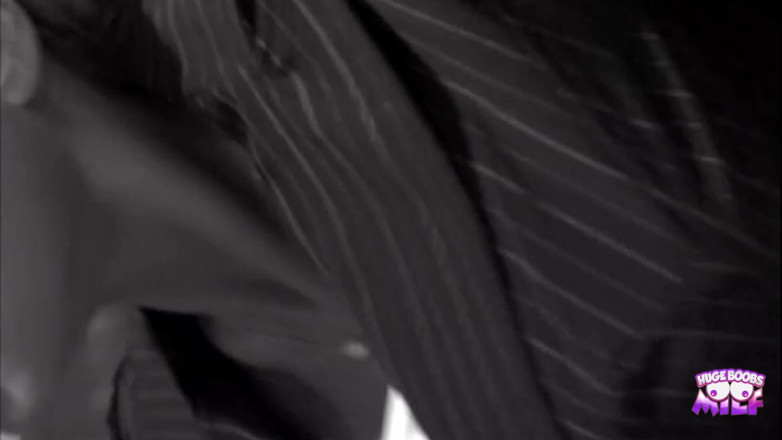 Huge Boobs MILF: O tipă blondă slabă cu țâțe mari linge sperma de la...