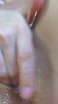 Het anale avontuur van de kleine brunette