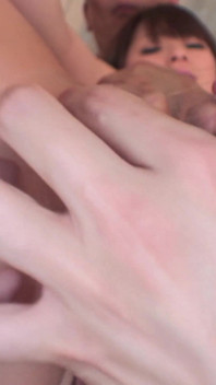 Ráda roztáhla nohy a tvrdě do ní vložila sexuální hračku