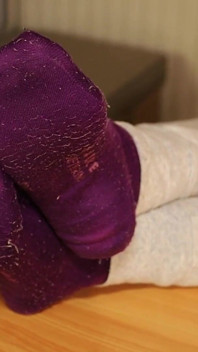 Chaussettes sales et taquinage de pantoufle - look d’entraînement usé