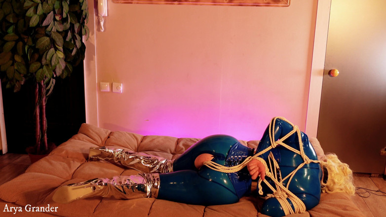 Arya Grander: Latex nô lệ thoát, máy bay bà già gợi cảm...