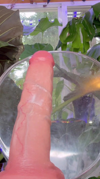 Close-up dildo