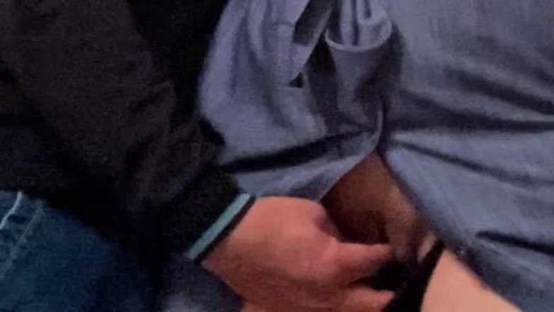 Niki studio: Cizinec prstí nadrženou milfku před prací v metru