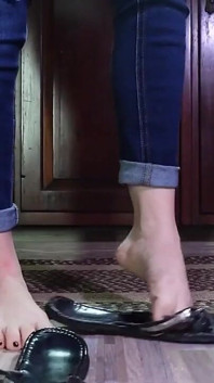 Știu că îți bat pula la sunetul acestor vechi flipflops sfâșiate