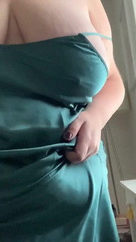 Caliente grandota milf muestra curvas sexy en camisón sedoso