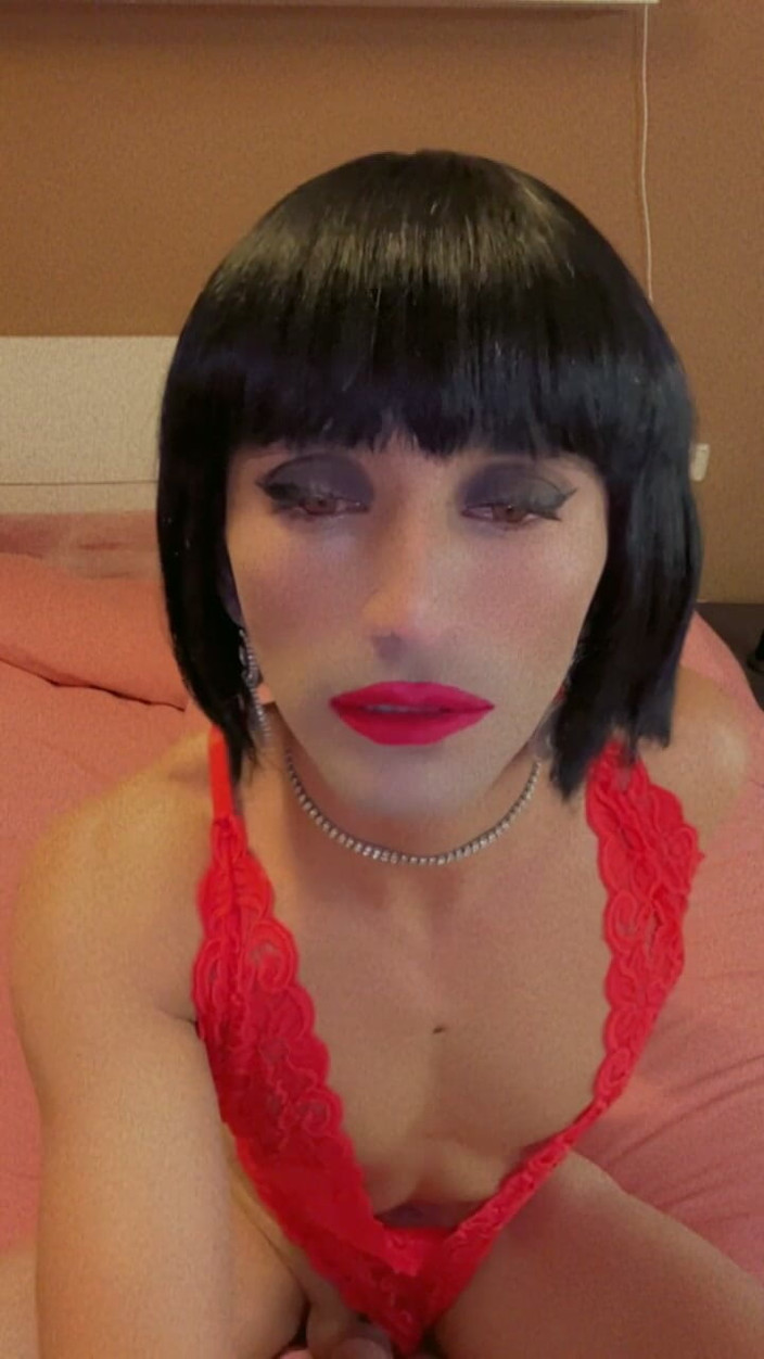 Sissy Slut Brianna: KTEROU STRANU CHCEŠ POLÍBIT JAKO PRVNÍ?