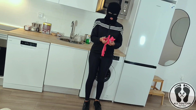 All You Can Fetish: Latina berpantat sempurna ditangkap di dalam rumah