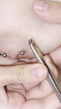 Kéo tóc bằng nhíp trên bộ ngực tự nhiên! BDSM! Đau!