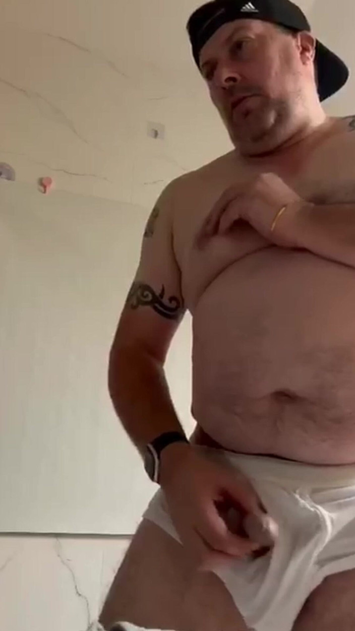 uktattooedchub74: I tighta whities vill jag runka och sperma
