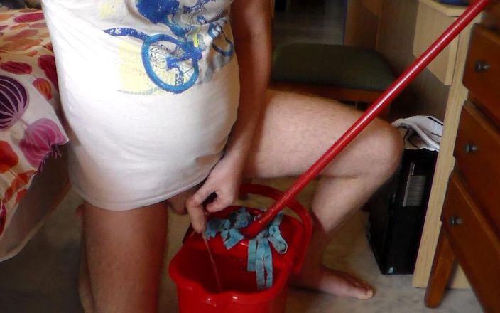 Sex hub male: John está fazendo xixi no balde de limpeza