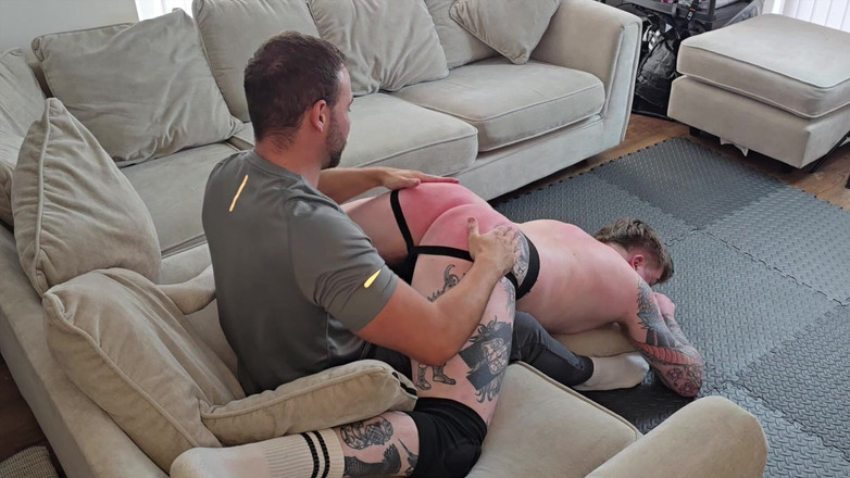 Mr Britain X: Alpha sculaccia la sua figa tatuata