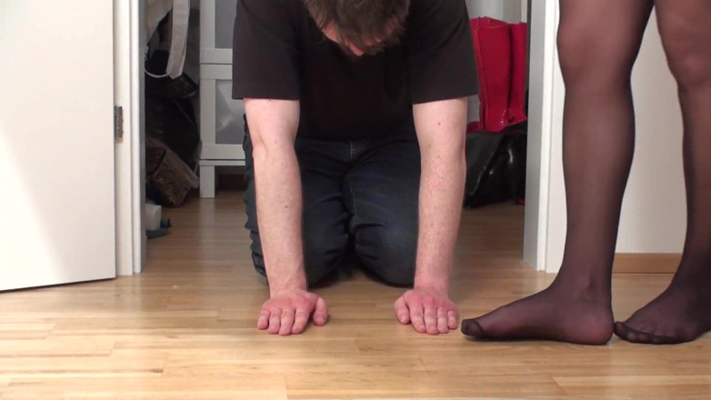 Foot Girls: Eva-Nera torments Bobby
