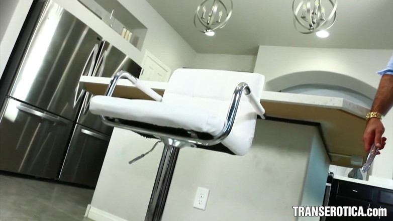 TransErotica: Shemale Rachael Belle shoves a toy up her ass while...