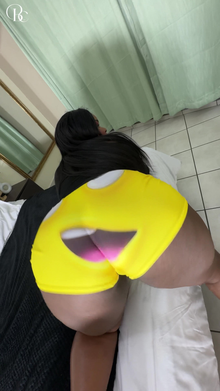 BootyClapper187: 白人男人射在大屁股黑人女孩的衣服上
