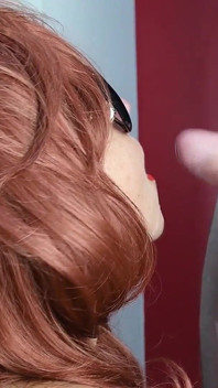 4K - 선글라스를 착용한 빨간 머리가 립스틱으로 오럴을 해주고 거대한 얼굴을 받습니다.