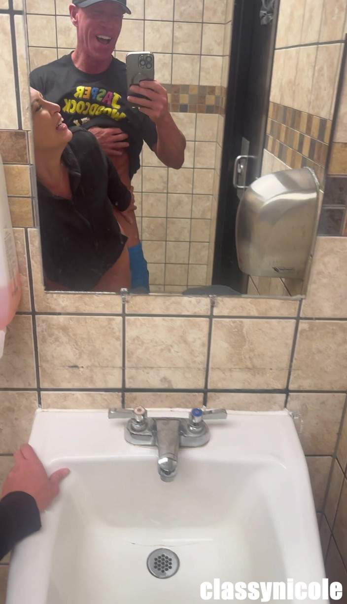 Classy Nicole: Waffle house pov đụ trong phòng tắm công cộng với jasper...