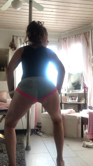 BambiAmbita: Bambiambita está bailando con un pequeño short