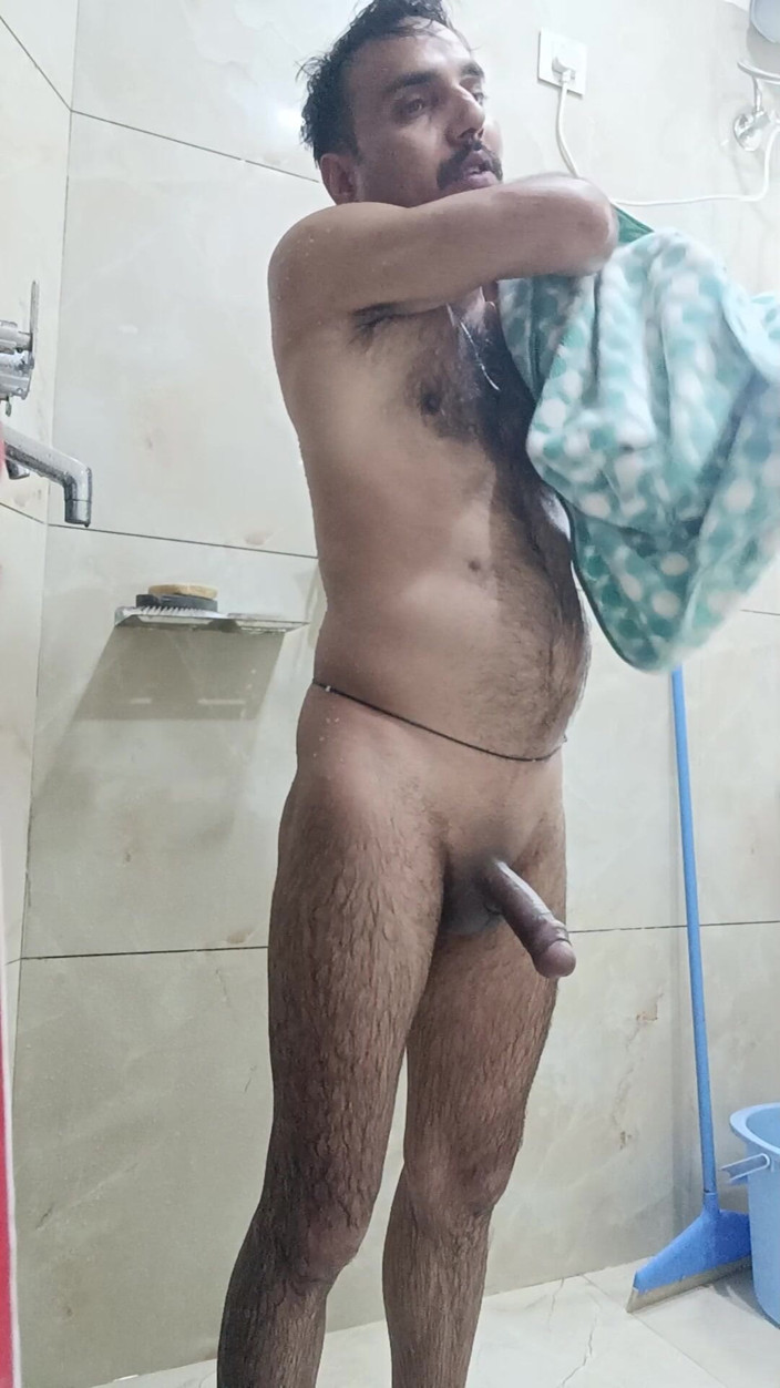Rajasthani-old-lover: Hintli adam duş ve seksin tadını çıkarıyor