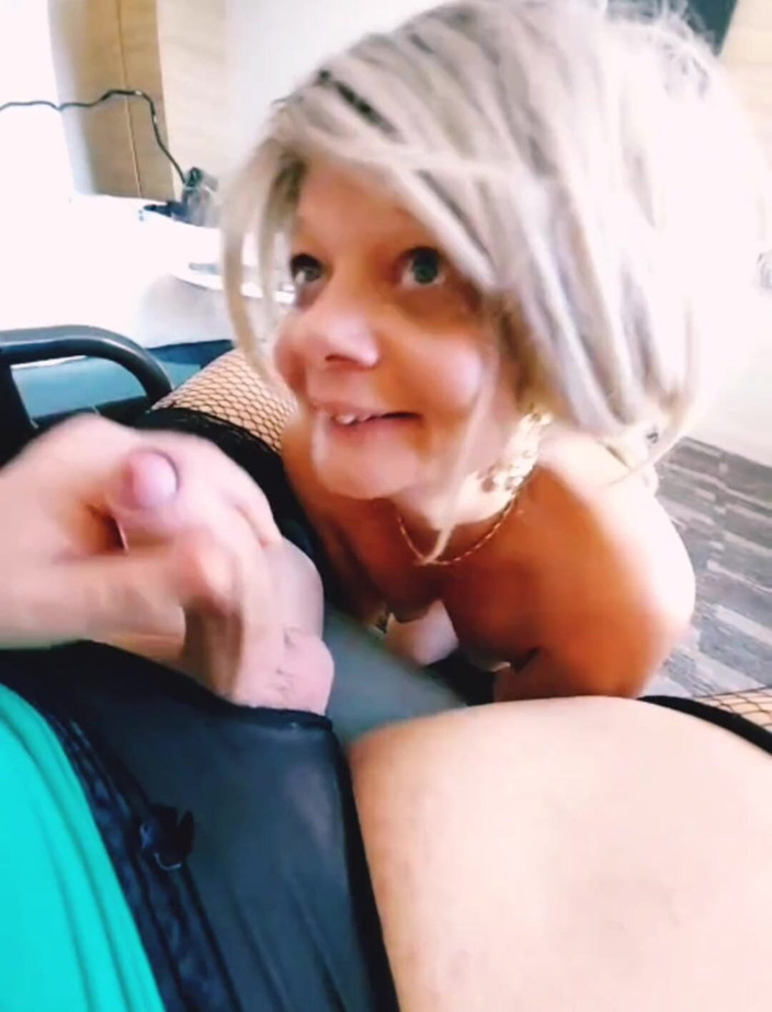 Sofy13: Tôi mặc đồ lót vào người đàn ông của mình, mút anh ta...