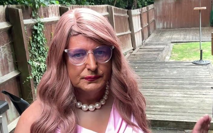 Kelly CD 2022: Travestit sexy Kellycd2022 în rochie roz și ciorapi fără cusăt