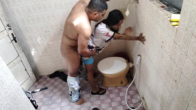 Bebes vagabundas: Ate Neighbor in the Bathroom