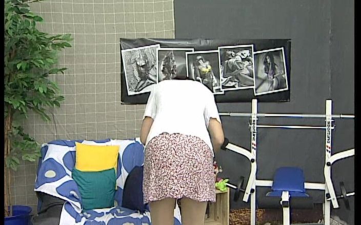 YOUR FIRST PORN: Jessi Hat 그로스 샤멜립펜 - 큰 음순을 가지고 있는 Jessi