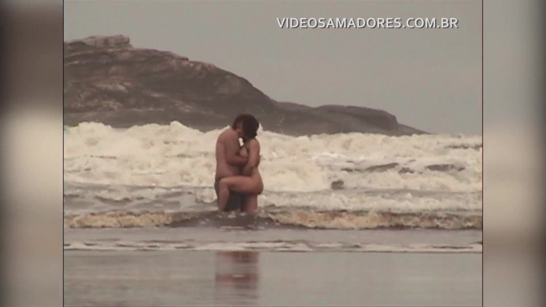 Amateurs videos: Shameless couple has sex in the shallow sea