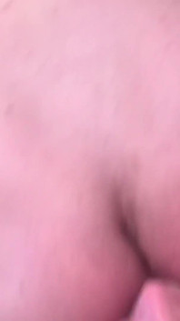 Дама чистить дупу і брудні ноги до дупи