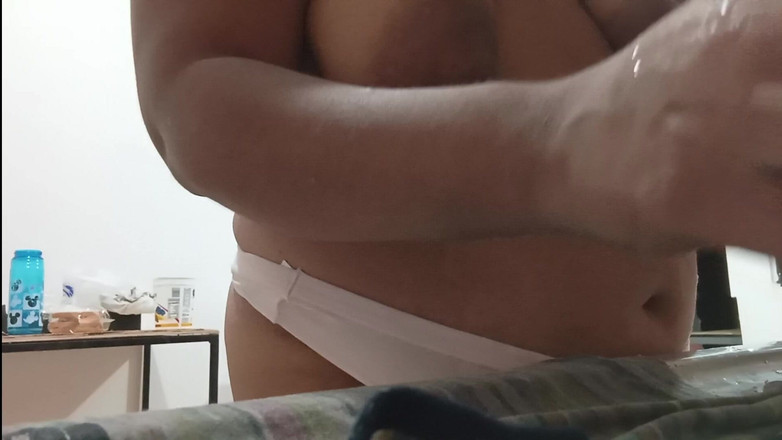 Karmicoxv: Mamma donnona in cucina mostra tette e perizoma