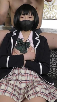 Bellezza giapponese dai capelli neri di 19 anni