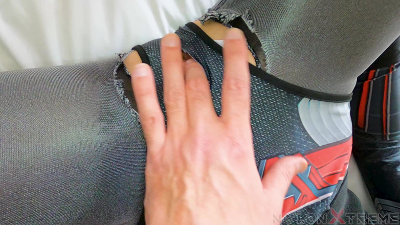 Nylon Xtreme: POV, Nora Fox se fait baiser par Batwoman