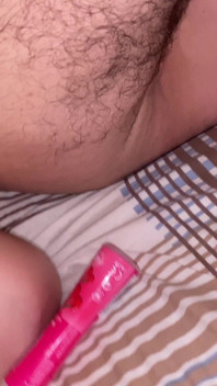 Fiica vitregă îl fute pe tatăl vitreg bisexual cu degetele