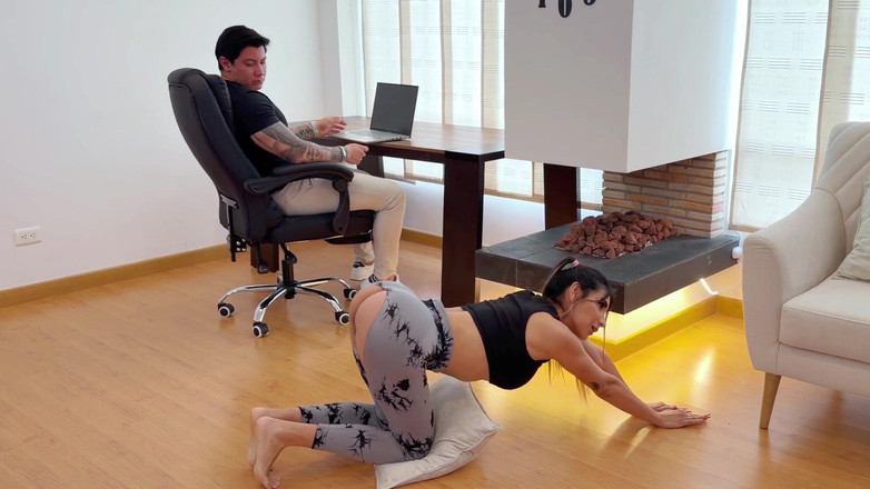 Winter_steph: Stepsisters rippade yogabyxor! Jag knullade hennes perfekta röv!