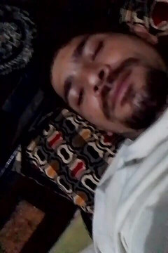 Gangbang straight: Mladá brunetka s velkým ptákem Saraleona předvádí hold