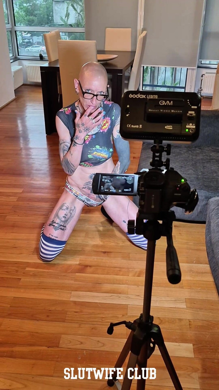 Slutwife Club: Mobile POV Vilja's Pre-shoot Throat Warm-up in German