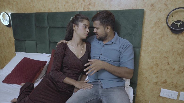 Next short: Menina traz a namorada do vizinho para sua casa pela...