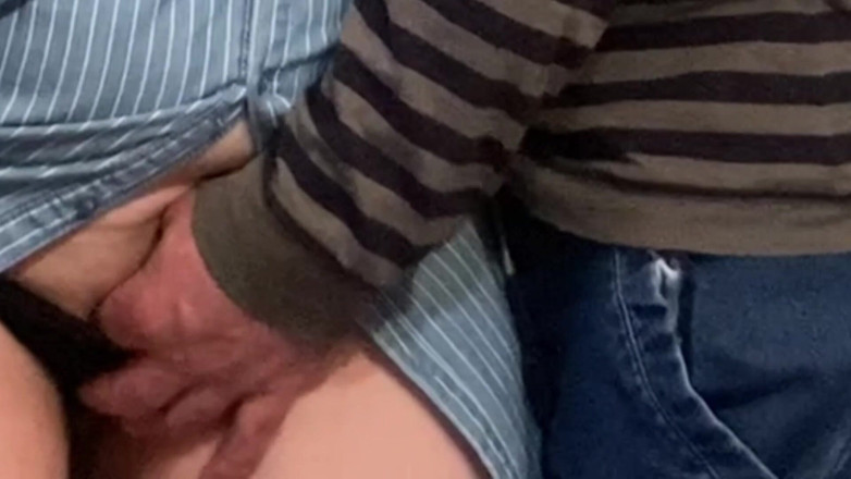 PriyaNaavya: Cowok mesum ini fingering memekku pakai jari di balik gaunku