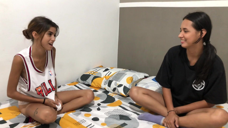 Mabesex: Ik ga de geile kamer van mijn stiefzus binnen en...