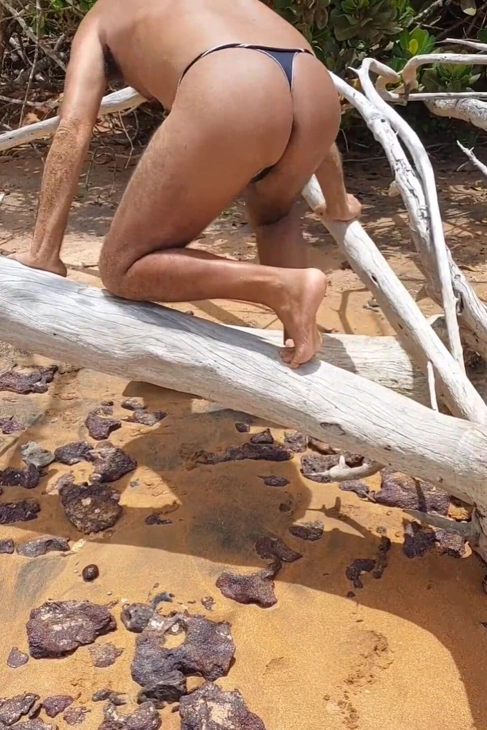 Ladysilvas: Ladysilva i trosor på stranden med mycket kåthet i hennes...