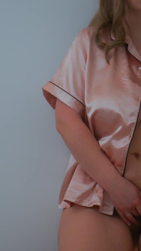 La mattinata di una MILF piccante in pigiama di raso.