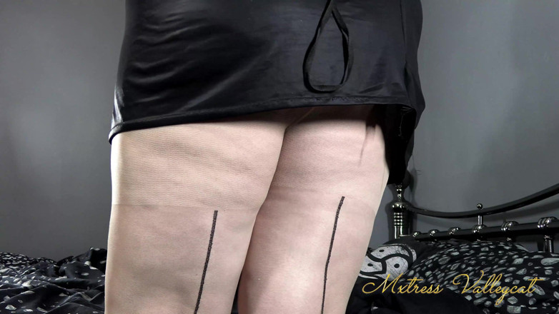 Mxtress Valleycat: You're only good for worshiping my seams