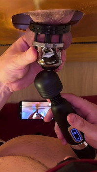 Jaula Para El Pene Gloryhole Libero Su Larga Polla Con Piercing En El Prepucio Y Frenillo