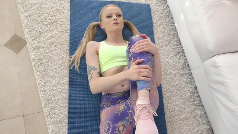 Hefburg: Petite rimming yoga slut