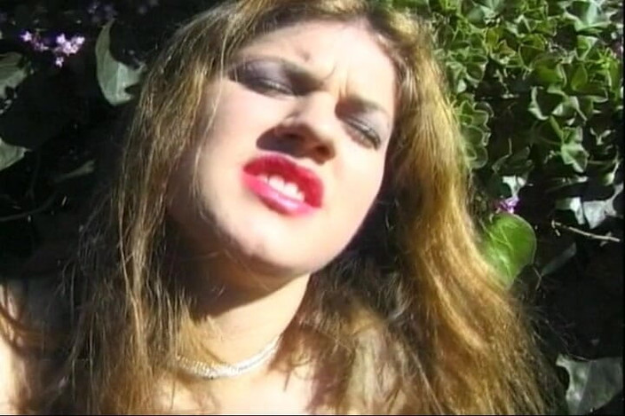 German's Fetish: Tato německá holka si dává vysoké podpatky do své kundičky