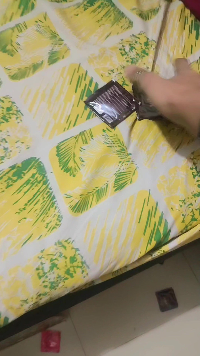 Zoyasazadai: ゾーヤ・シェザディはインドの行事に行くのに、今夜は黒い伝統的なサリーを着て美しいパーティーパーティーのパーティーを着る