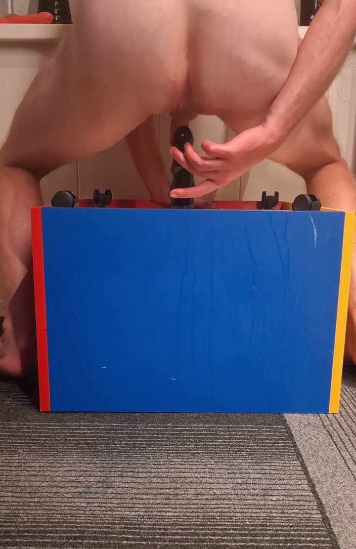 NoFace Twink X: Geiler twink liebt es, seinen dildo zu reiten