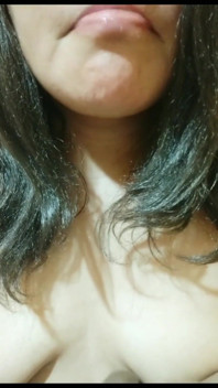 Tanga minusculă ascunsă între buzele mele vaginale, provocând ejaculare feminină