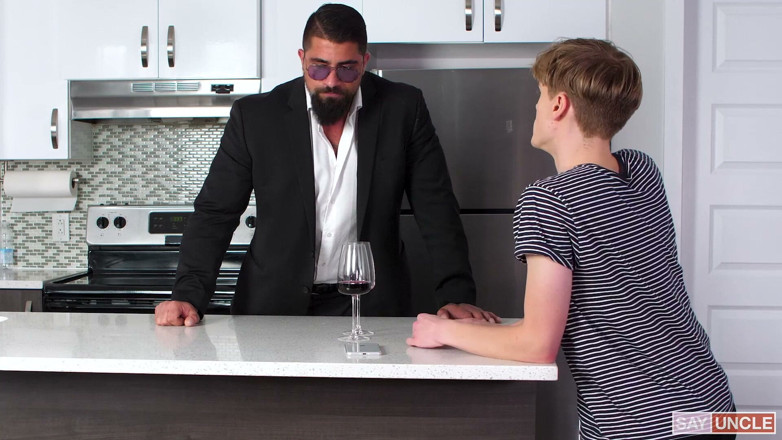 Dad Creep: Parlano con gli sconosciuti: twink ryan bones e Adrian Hill,...
