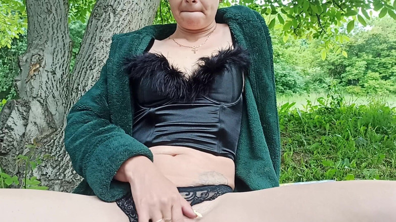 DirtyLubov: Luaran, Melancap Vagina Berbulu