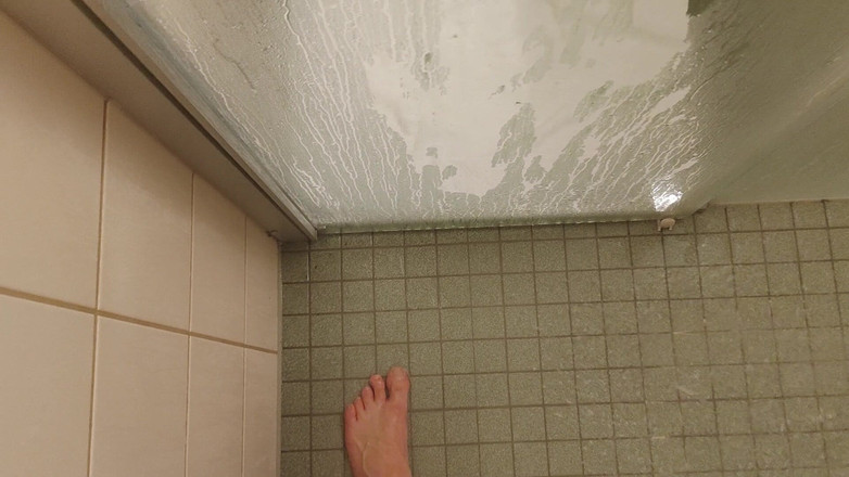 Bayer911: Duşimin bardağına işiyor ve boşalıyor